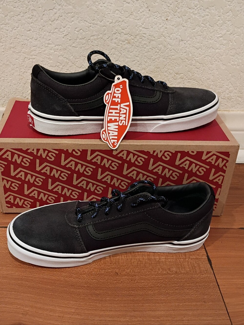Vans - Picture 3 of 4
